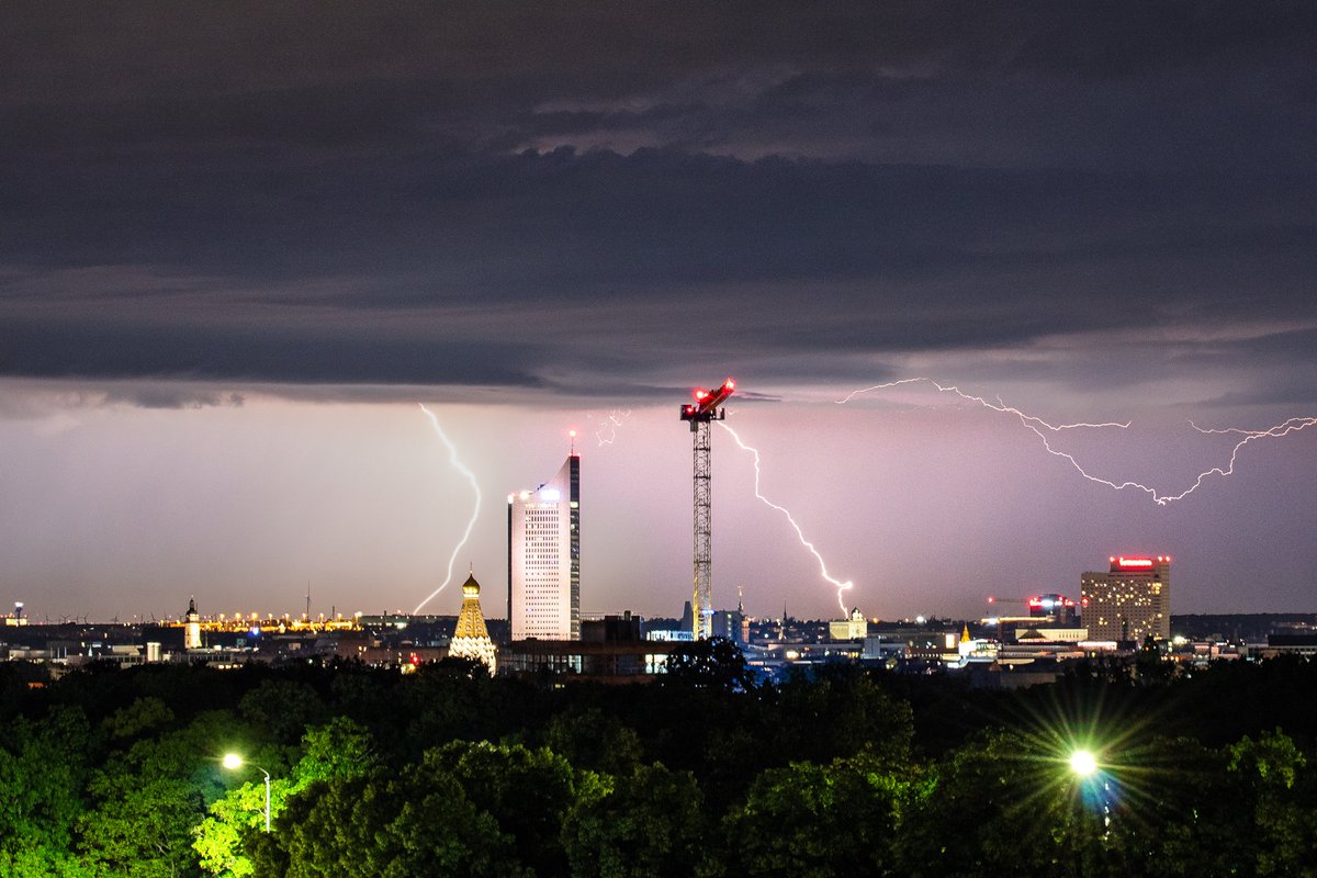 Zögerlich blitzte es in weiterer Entfernung mal am Leipziger Himmel - Blick Richtung Halle, wo diese 3 Entladungen wohl auch zu hören waren.