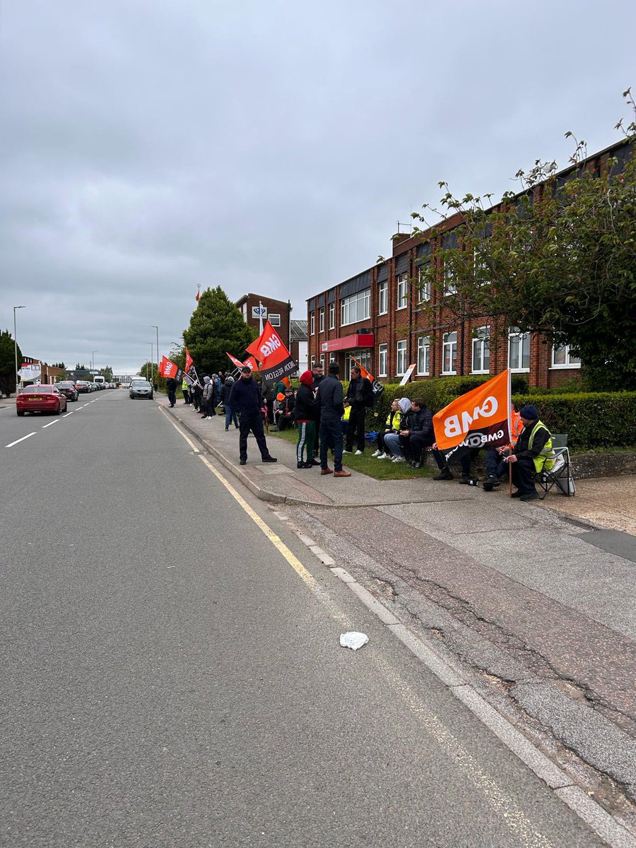 Our @GMBLondonregion members today on the picket lines @crane_bsu over poor pay! 💷🔻

Their pay should reflect the hard work they do - it is now time for their employer to settle this dispute with a fair offer! ☝️📈 

#MakeWorkBetter 💪 @WKennyGMB