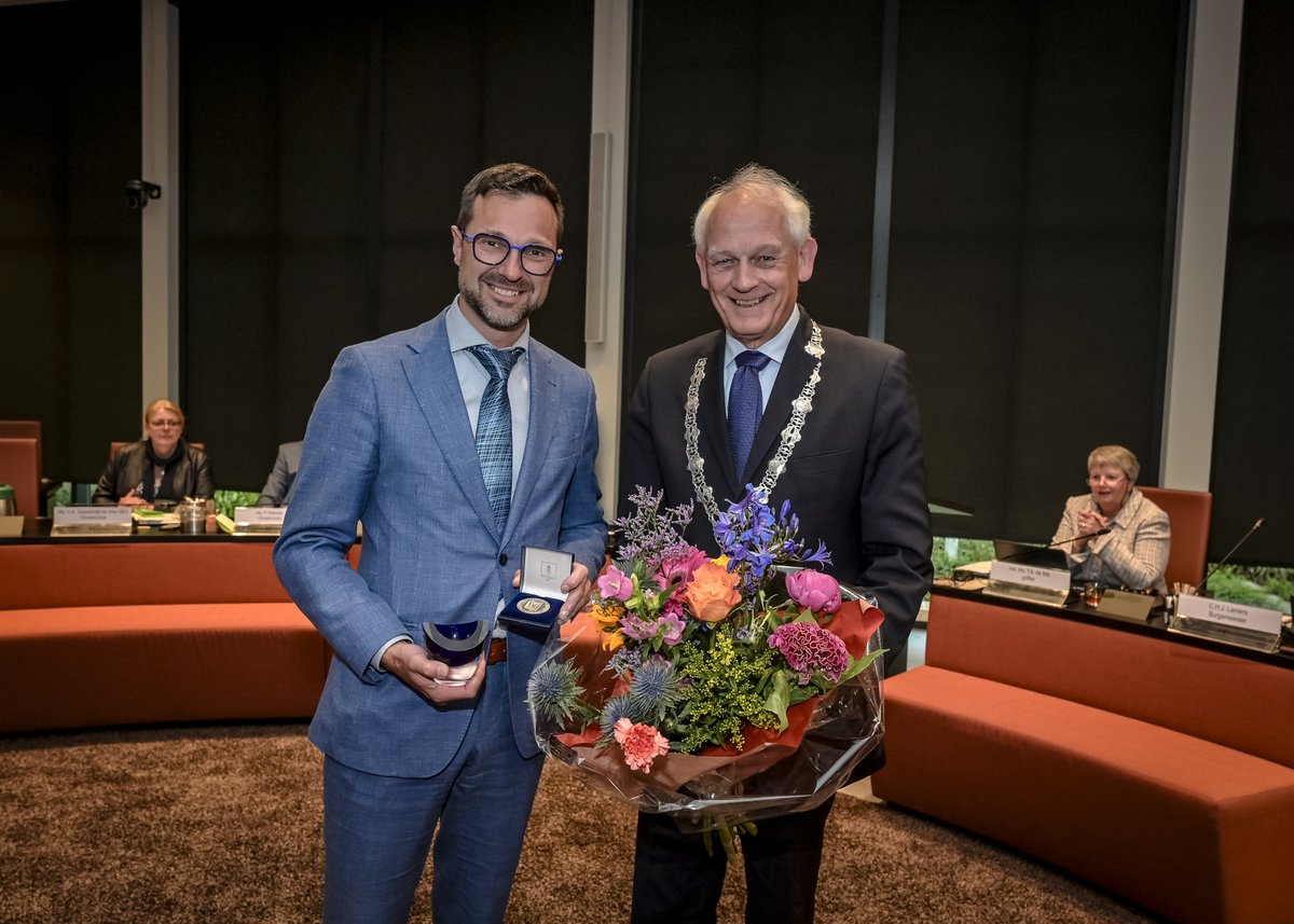 Tijdens de raadsvergadering van maandag 27 mei heeft oud-raadslid Leon Anink uit handen van burgemeester Cor Lamers een gemeentelijke erepenning ontvangen. Leon Anink was raadslid voor de VVD van 2018 tot zijn benoeming als burgemeester van Zwijndrecht op 23 april 2024.