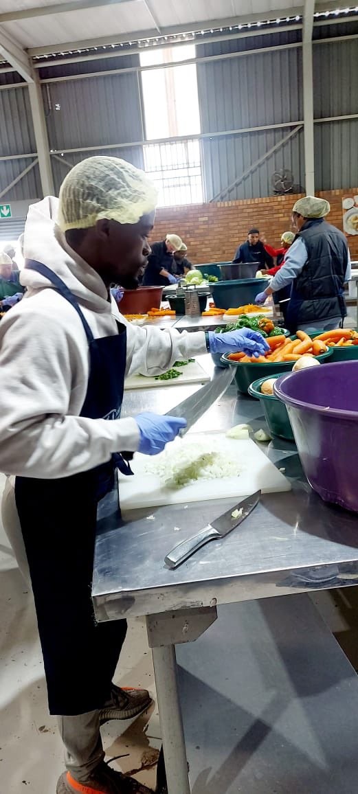 Our teams partnering today to serve 1000 meals. Let’s End Hunger #worldhungerday #endmalnutrition #thrivingmothers #whd2024 #charityinmotion #mealsonwheels <a href="/WorldHungerDay/">World Hunger Day</a>