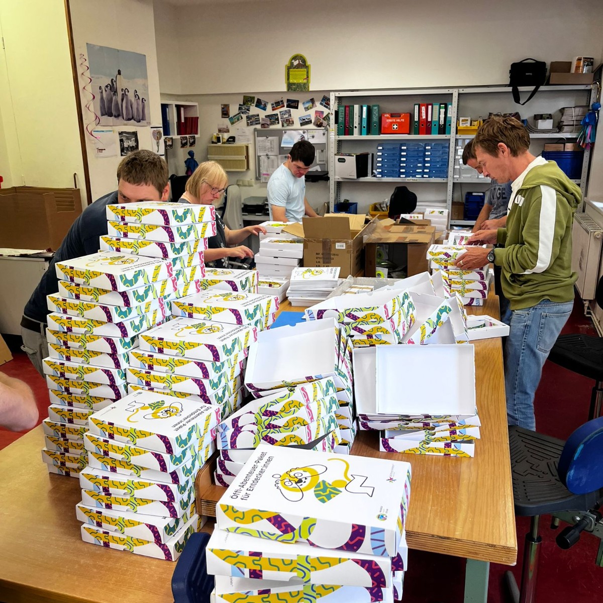 Für das Projekt "Mobilität macht Schule" zur Mobilitätserziehung von Kindern der 3. und 4. Volksschulklassen gibt es eine eigens entwickelte "Öffi-Entdecker:innen-Box" des Salzburg Verkehrs. Darin befinden sich die wichtigsten Unterlagen zum Lernen und Mitmachen. #SalzburgVerkehr