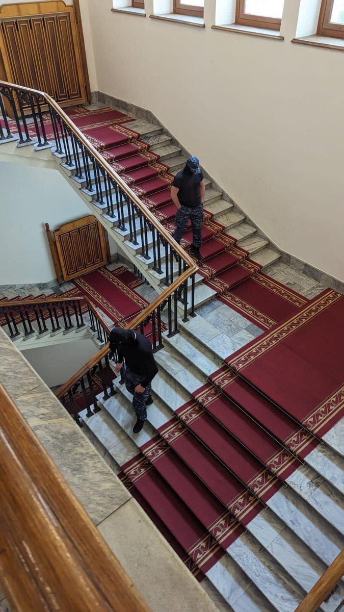 Georgian Parliament right now, with the ruling Russian regime poised to override the president's veto on Foreign Agents Law & enact it. They're pushing it through with aid of masked men amidst massive protests. This day will be remembered in🇬🇪history as a grievous act of treason.