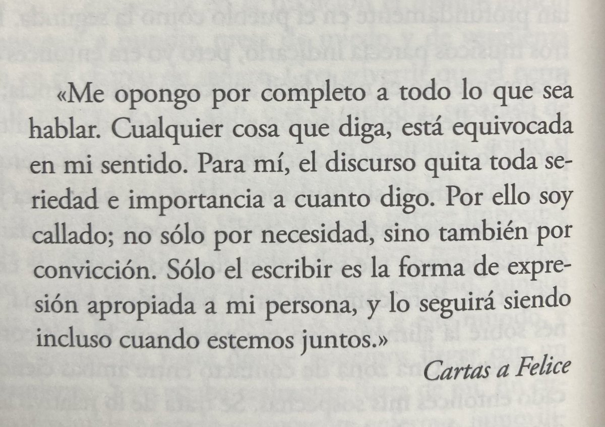 Imagino a un KAFKA ferviente usuario de redes o sentado frente a Felice mientras cenan y escribiéndole por WhatsApp: 'Cariño, pásame la sal' o 'Esta noche te ha salido muy bueno el lenguado, 😍' o 'Me voy a mi cuarto, que tengo que colgar unos aforismos en Tweeter (eKis)'