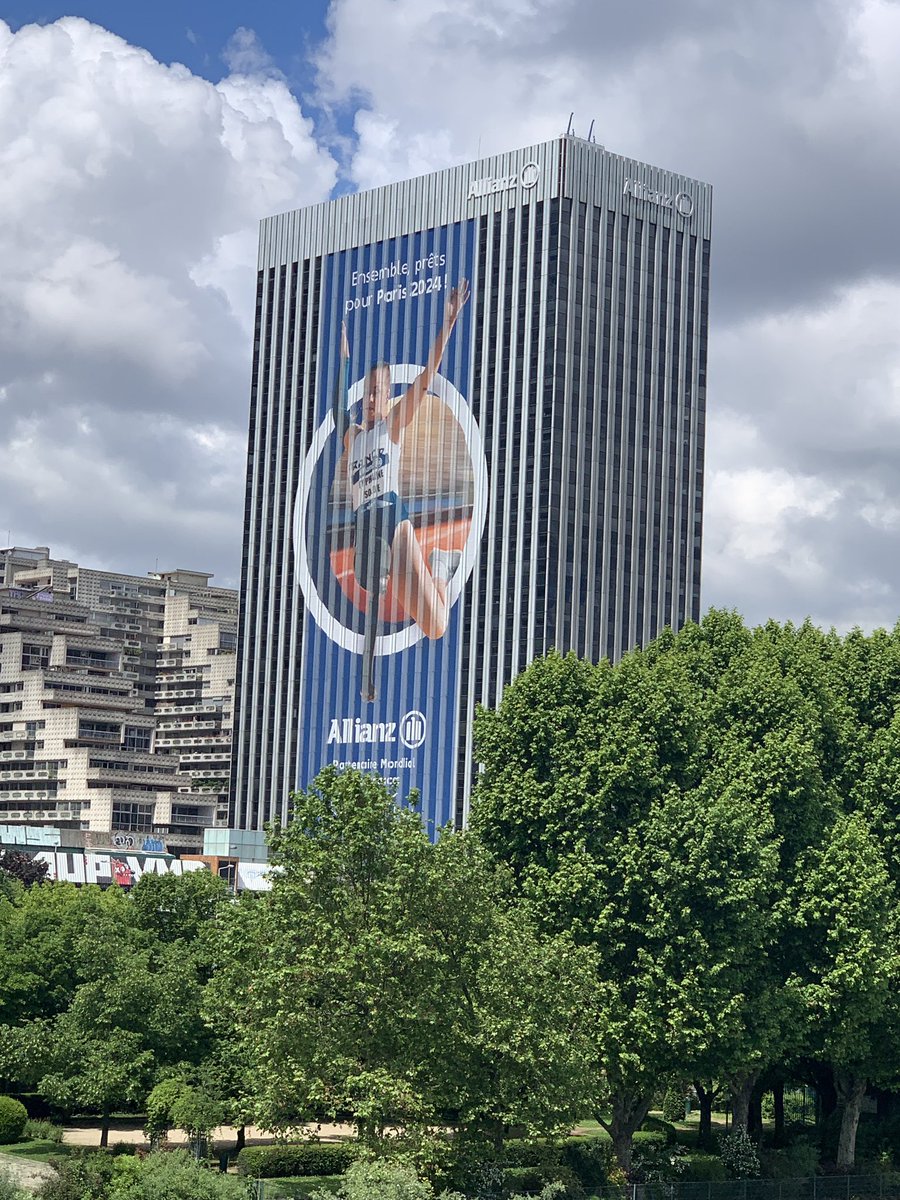 Qu’elle est belle ma tour 🥰 <a href="/allianzfrance/">Allianz France</a> <a href="/LeVestiaireAZ/">Le Vestiaire Allianz 🏆</a> 
#allianzers #AllianzSEngage