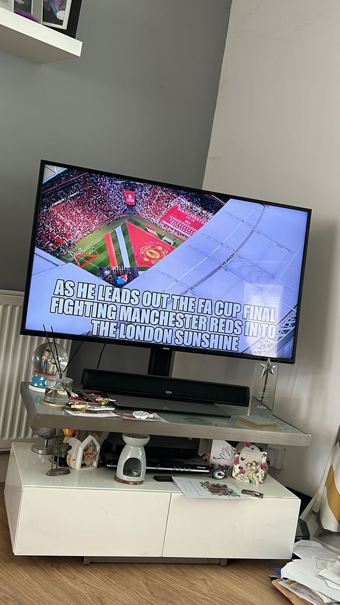Icey1987's tweet photo. When it’s the last @AlternativeMUFC comms of the year and it’s after THAT cup game… (Only just got my voice back) it’s gotta be streamed to the tv!! Cheers #AlternativeMUFC for a season of belters in not a season of belters! Next year…we go again! 🇾🇪🇾🇪 https://t.co/QjFEHtWAqS