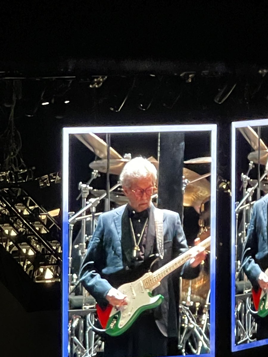 🇵🇸 Du grand @EricClapton hier soir à Bercy. 
En humanité et en solidarité avec la Palestine. 
Un moment inoubliable !