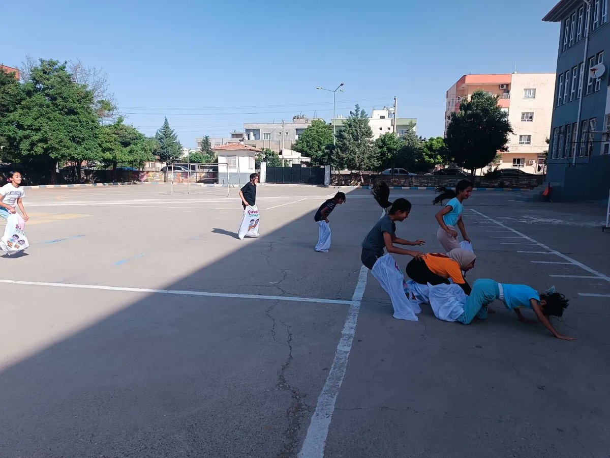 NehrozogluV's tweet photo. Okulumuzda “28 Mayıs Dünya Oyun Oynama Günü” kapsamında  Mayıs ayının son haftasında  Geleneksel Çocuk Oyunları Şenlikleri düzenlenmektedir. @tcmeb @mebtegm @tuncay_akkoyun @Murat69_Demir @abdurrahimdmr47 https://t.co/LPm5Y3PzE5