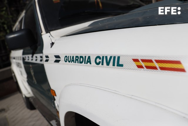 - Un hombre permanece desde anoche atrincherado con una escopeta en su casa de Campillos (Málaga), donde la Guardia Civil trata desde hace horas que deponga su actitud.