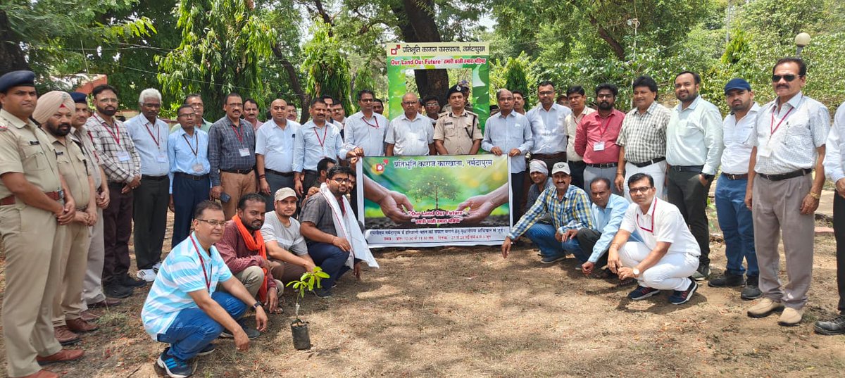 'जहां हरियाली, वहां खुशहाली' A mass tree plantation drive was jointly organised by CISF personnel & officials of SPM Narmadapuram. About 200 saplings were planted. #PlantTrees #SaveEarth #PROTECTIONandSECURITY @HMOIndia @moefcc