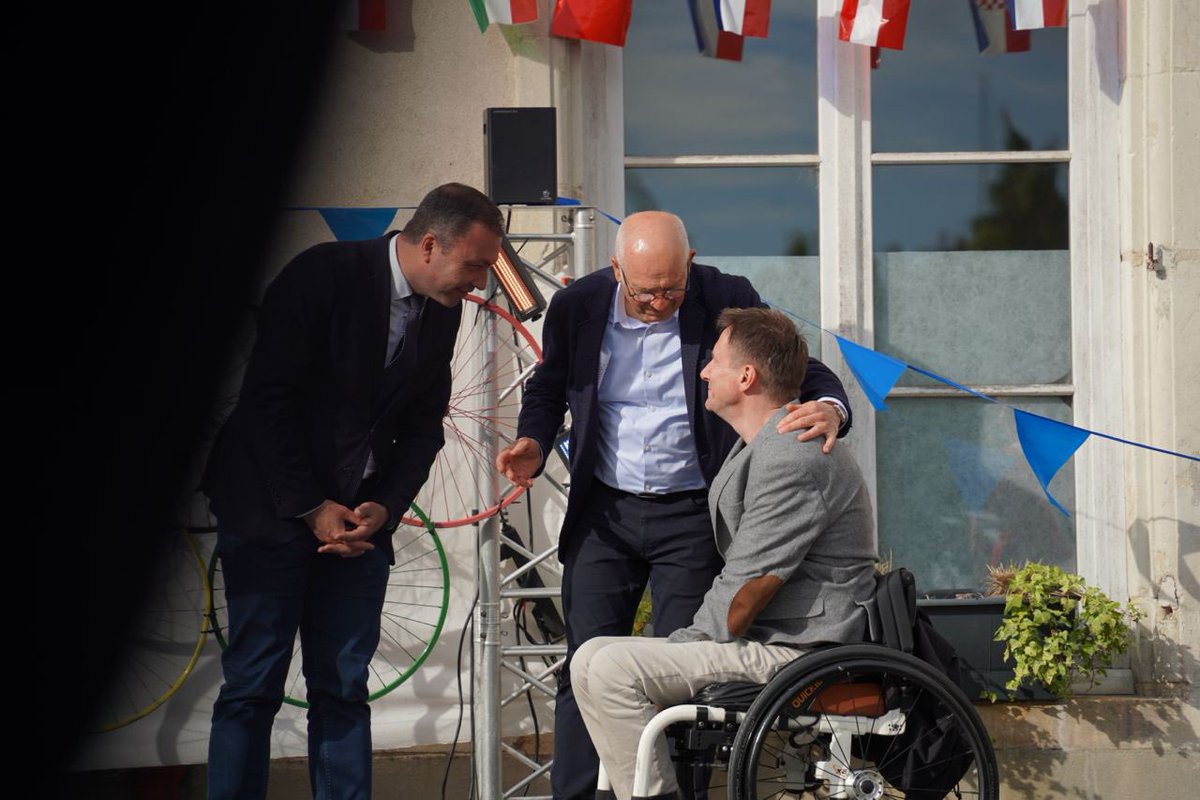 Lay-Saint-Christophe fête le sport !

Avec le maire et Stéphane Molliens, athlète olympique double 🥇 aux Jeux Paralympiques, pour le lancement de la semaine olympique et paralympiques. #Paris2024

Bravo à tous les organisateurs et aux enfants pour leurs performances !