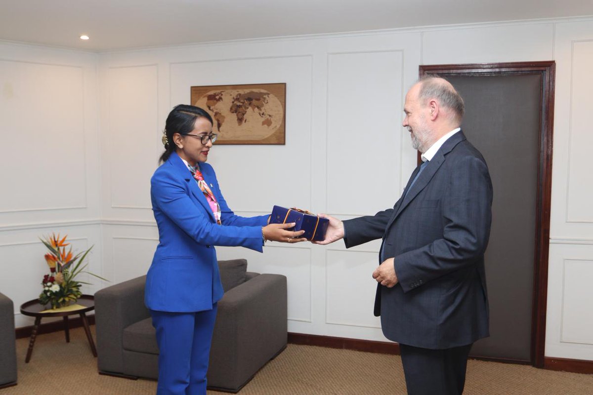 Amb_Ger_MDG_MUS's tweet photo. À l’approche de la fin de sa mission diplomatique, l‘Ambassadeur🇩🇪 à 🇲🇬, SEM Michael Häusler a effectué hier une visite d’adieu auprès de la MAE, SEMme @rafaravavitafi1.
Après la revue de la coopération 🇩🇪🤝🇲🇬, le diplomate a remercié la MAE pour la collaboration. @diplomatieMg https://t.co/xgUkFLLxOV