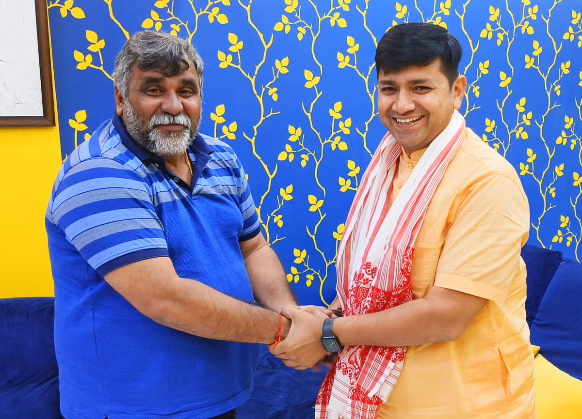 JitendraAsansol's tweet photo. কলকাতার বাস ভবনে, গুজরাটের দেসা বিধানসভার সম্মানীয় বিধায়ক শ্রী প্রবীণ মালি -র সাথে সৌজন্য সাক্ষাৎ হল। https://t.co/yuJZxl9qX6
