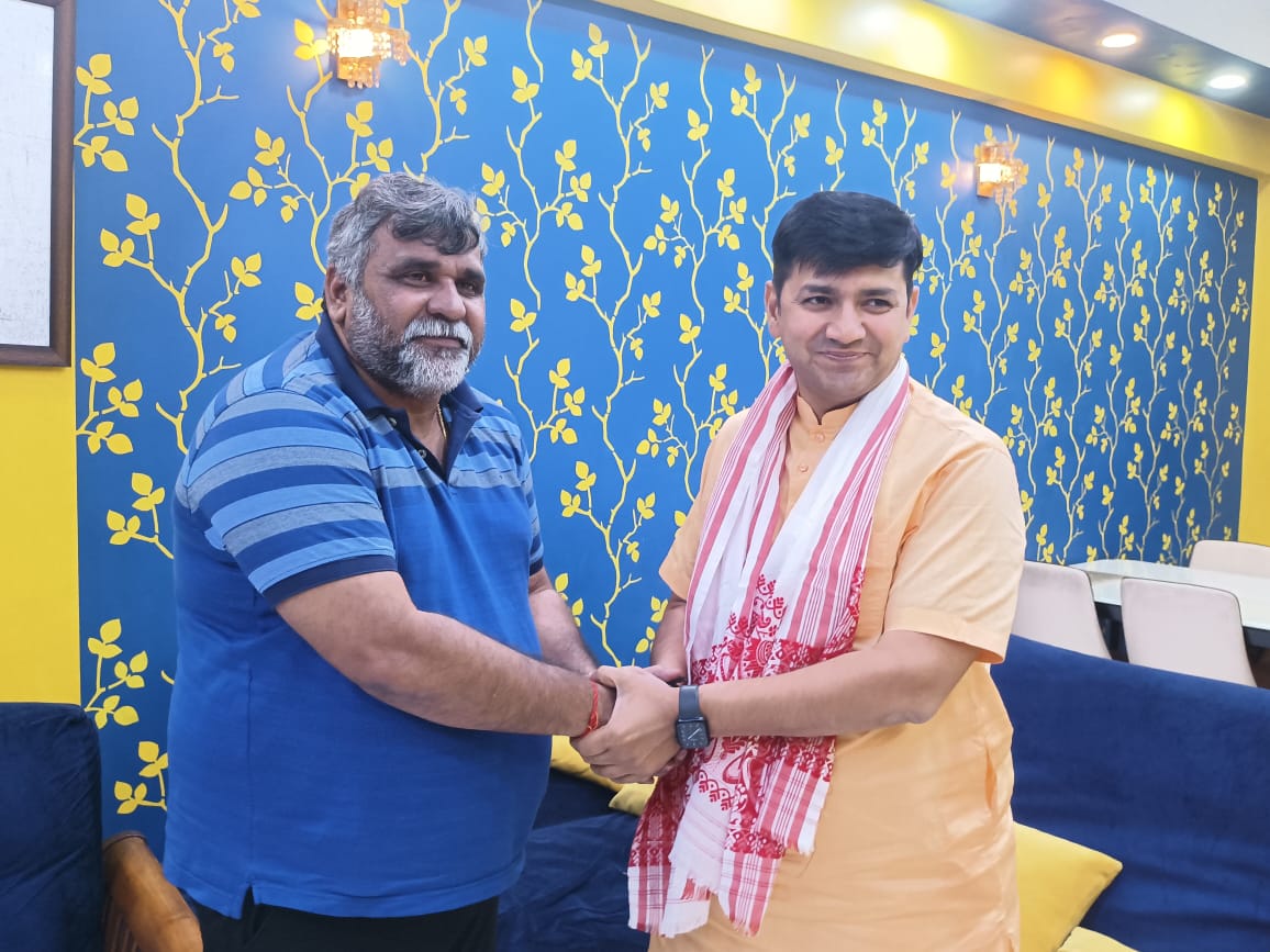 JitendraAsansol's tweet photo. কলকাতার বাস ভবনে, গুজরাটের দেসা বিধানসভার সম্মানীয় বিধায়ক শ্রী প্রবীণ মালি -র সাথে সৌজন্য সাক্ষাৎ হল। https://t.co/yuJZxl9qX6