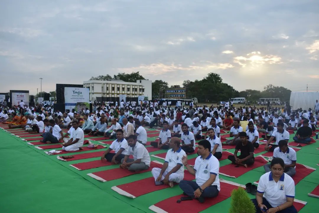 To mark the 25 days to #InternationalDayOfYoga🧘‍♀️ countdown⏳, more than seven thousand people participated in #YogaMahotsav organised in Bodhgaya. Watch glimpses📸 from the event where people from all walks of life participated.

#AmritMahotsav #WhatsTrending #MainBharatHoon