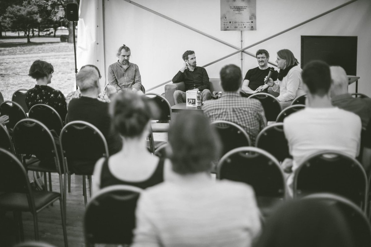 Malé ohlédnutí za nedělní zajímavou debatou nad knihami Pro nás dějiny nekončí (K. Andělová, J. Suk, T. Zahradníček) a Perestrojka v Šamotce (M. Štefek), kterou v rámci veletrhu @svetknihypraha pořádalo @MojeArgo.🙂

Foto: Jan Křikava, Nakladatelství Argo