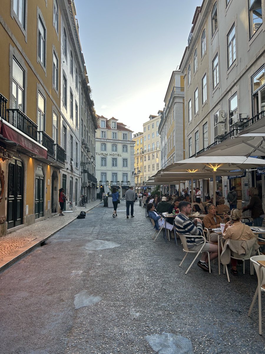 We’re spending a few days in Lisbon. Beautiful city, steeped in culture (and food and wine). We’re not following any itinerary, but just going when our intuition takes us. 😎🇵🇹