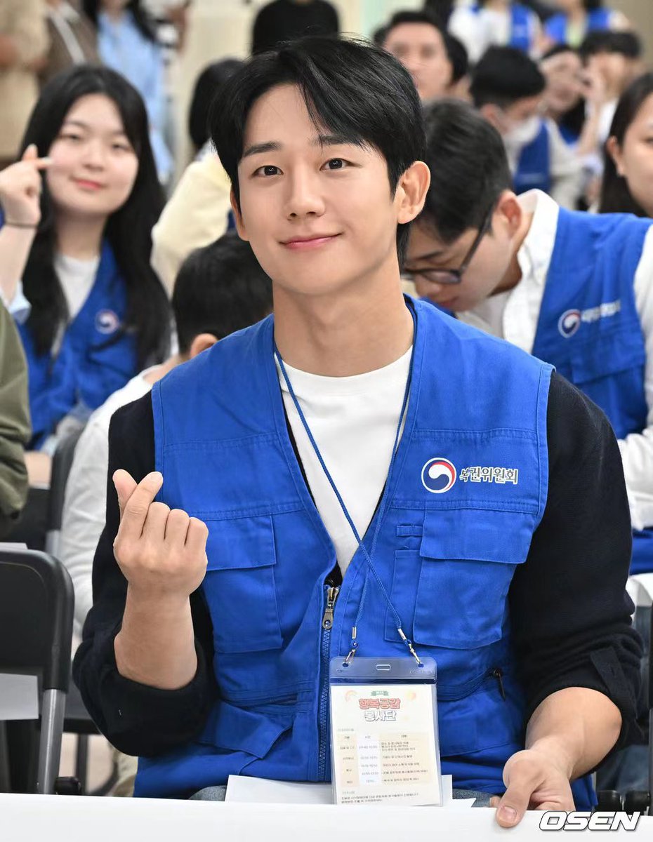 #JungHaeIn #정해인 #チョン・ヘイン : 'There is a difference
between being unhappy and happy, so I try to
focus on the present.'

His thoughts, his words never fail to amaze me ♡🥹