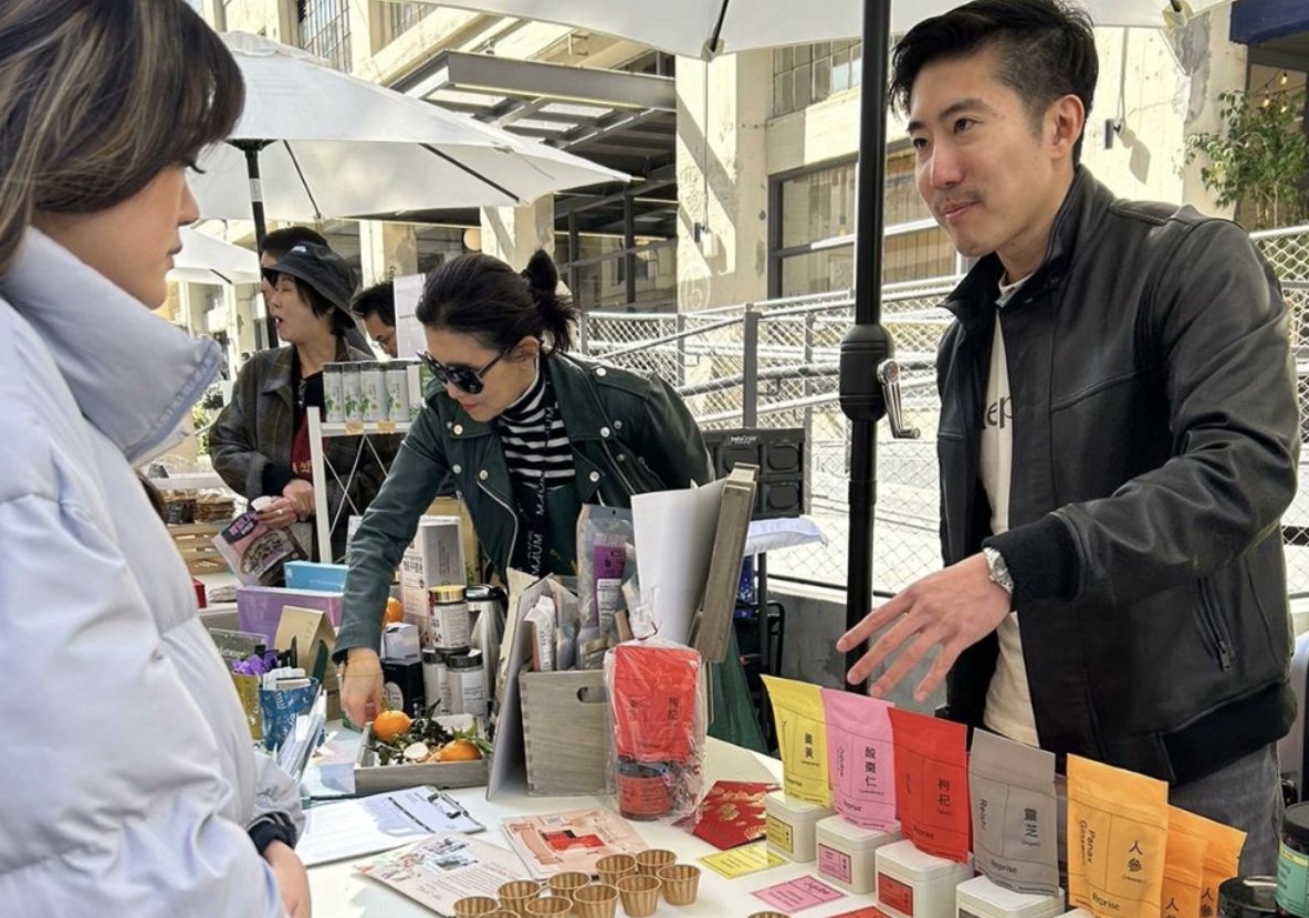 SGglobalnetwork's tweet photo. Meet Kai Lim, co-founder of @reprisehealth, a health food company in New York that transforms traditional Chinese herbs into delicious gummies 🍬 for a global audience 😋

Read his full story: https://t.co/To7t7MdYwL

#healthtech #traditionalchinesemedicine https://t.co/jUGZp3VNYt