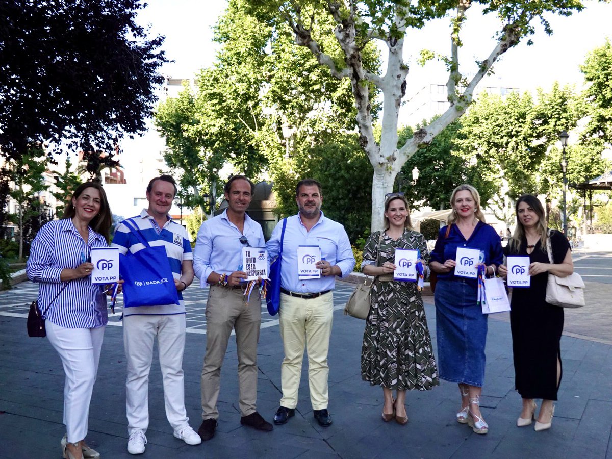 ppbadajozlocal's tweet photo. 🗳️ Este lunes hemos sentido la buena acogida del proyecto del Partido Popular en #Europa 🇪🇺 entre los vecinos de la Calle #Menacho. Para las próximas elecciones del #9J pedimos tu confianza, porque #TuVotoEsLaRespuesta.

#EleccionesYa https://t.co/maqWNVbBW0