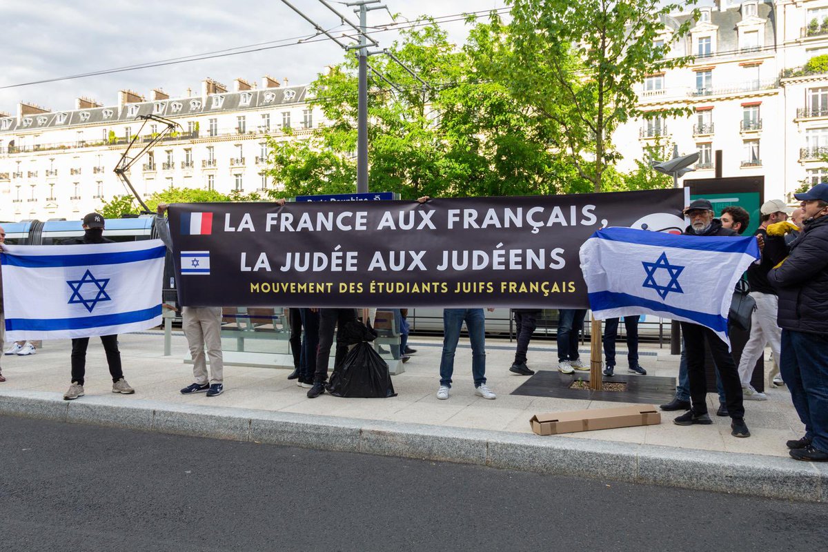 « La France aux français » est un vieux slogan antisémite, notamment de l’organisation pétainiste Œuvre Française. Mais les sionistes s’en carrent, aujourd’hui suprémacistes blancs et israéliens sont main dans la main pour exterminer les arabes.