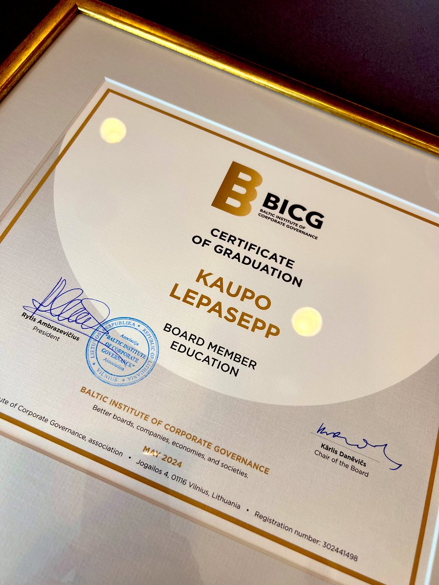 kaupolepasepp's tweet photo. Edaspidi olen ma teie jaoks Dr. Lepasepp.
Ei, mitte Doktor. Hoopis Direktor. Sertifikaadiga direktor.
Õppinud ja eksamineeritud.
#bicg https://t.co/716qrEat4T