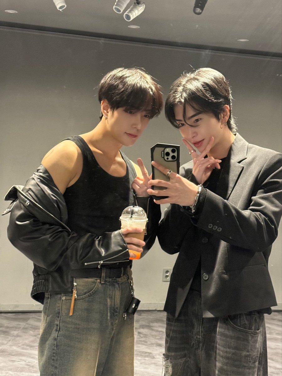 HwanYeolFanbase's tweet photo. 🐧X🐧
240510

🇬🇧 [🕺🏻]
With Jongwoo 🐺 

🇨🇵 [🕺🏻]
With Jongwoo 🐺 

🔗https://t.co/lLyCwI0l7Y

@/leedongyeol_official

#DRIPDROPchallenge🐺
with/avec #종우 #JONGWOO #ONEPACT
@/onepact_

#이동열 #LEEDONGYEOL 
#HOWLING #DRIPDROP 
#PA엔터테인먼트 #PAEntertainment #PA_Ent https://t.co/nhpenOYm2K