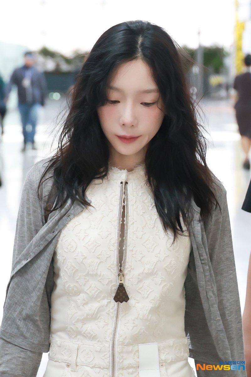 [4K] 태연, 요정일 때도 여신일 때도 항상 예쁨😍(출국)✈️Girls' Generation 'TAEYEON' Airport Departure 2024.5.28 Newsen youtu.be/NTn1UKN-nm0?si…… 출처 @YouTube #태연 #TAEYEON #소녀시대 #GirlsGeneration #SNSD #인천공항 #출국 #공항패션 #ICN #Departure