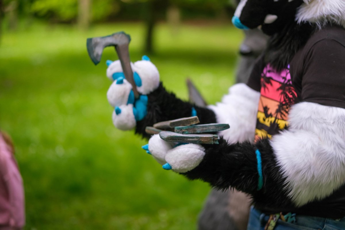 Izumi_Doggo's tweet image. Who doesn't like a little bit of violent axe throwing

📸 @/khakidoggy 

#FWH #FursuitEverday #fursuit