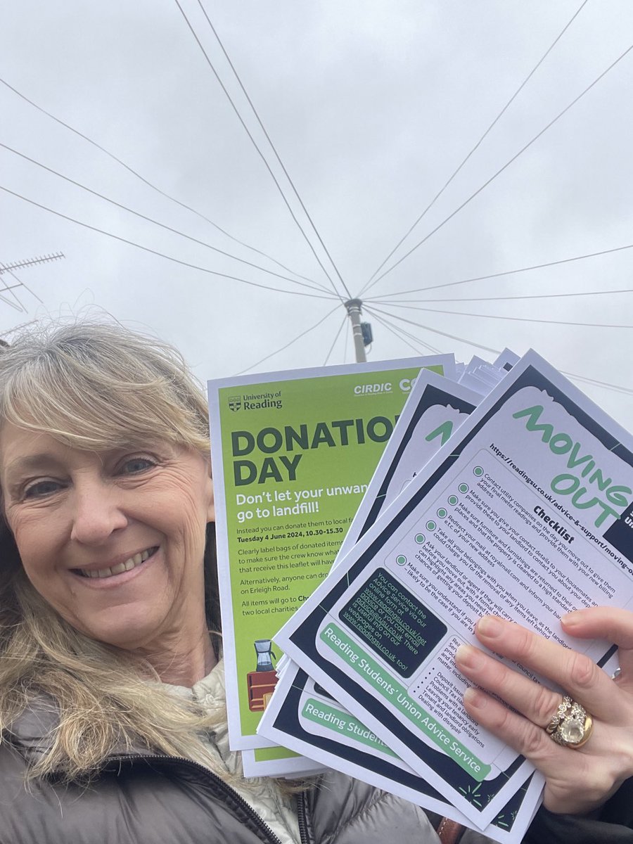 KarenRowlandRDG's tweet photo. always a good day to be out in Redlands ward w #Cllr Cross & @UniofReading even when it’s grey🌨️, chatting w students 🧒🏼 👦🏾 👧🏼 abt moving out after term & keeping it clean! Glass to the bottle banksVapes & batteries in a plastic bag to be removed! @RDGLabourCllrs https://t.co/oSpLuRVxrf