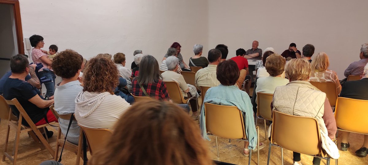 Ayer, en la charla: El sistema sanitario público en tiempos de conflicto . Las personas acudieron con interés y deseo de intervenir en el coloquio para saber y comprender lo que está pasando. Es necesario seguir dando charlas. Gracias y hasta la próxima ocasión.