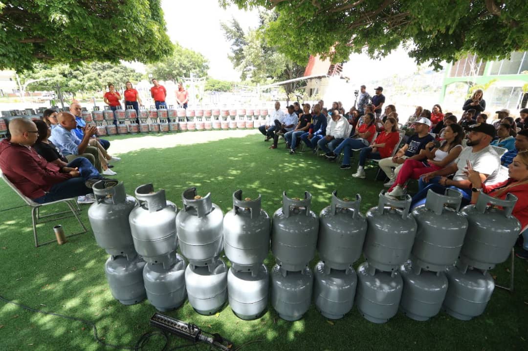 Familias del Circuito Comunal Corralito – Caicaguana, del municipio El Hatillo, recibieron dotación de cilindros nuevos de gas doméstico. #ElFuturoEsAhora #Miranda #29May acortar.link/JvIvK7