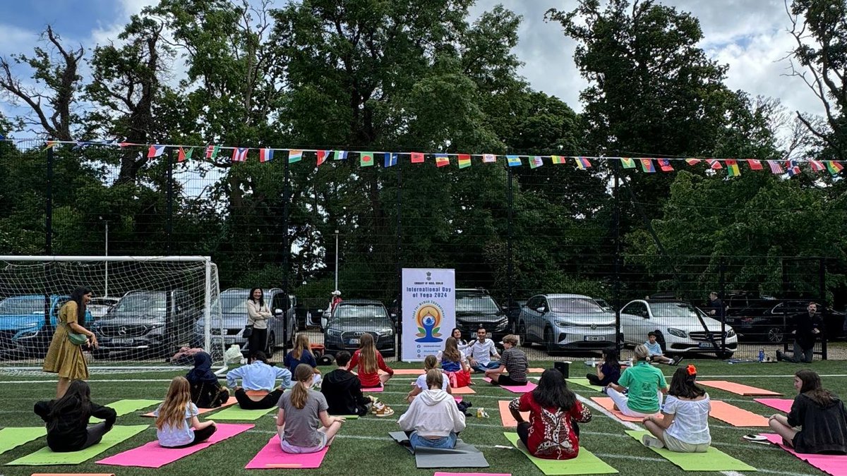 Embassy of India, Dublin conducted a Yoga Workshop to mark the International Yoga Day, at the occasion of International Day held at @NAISDublin, for the benefit of school children. @MEAIndia @IndianDiplomacy #IDY2024 #InternationalDayOfYoga2024 #YogaDay2024