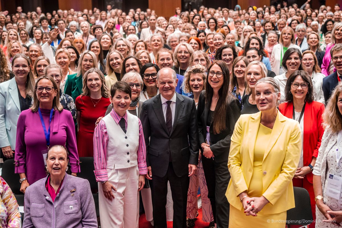 Bundeskanzler Olaf Scholz (@bundeskanzler) on Twitter photo „Wir sind doch längst alle gleichberechtigt“ - schön wär’s. Und Zeit wär‘s. Damit Anspruch und Wirklichkeit nicht mehr auseinanderfallen, engagieren sich über 1800 frauengeführte Unternehmen seit 70 Jahren im <a href="/VdU_eV/">VdU-Unternehmerinnen</a> für Gleichstellung. Mich haben Sie dabei an Ihrer Seite. #VDU70 „Wir sind doch längst alle gleichberechtigt“ - schön wär’s. Und Zeit wär‘s. Damit Anspruch und Wirklichkeit nicht mehr auseinanderfallen, engagieren sich über 1800 frauengeführte Unternehmen seit 70 Jahren im <a href="/VdU_eV/">VdU-Unternehmerinnen</a> für Gleichstellung. Mich haben Sie dabei an Ihrer Seite. #VDU70