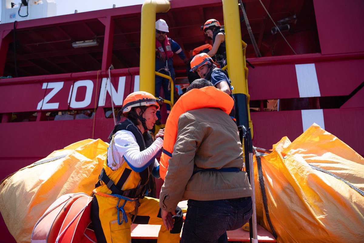 🔴🔵OceanViking ha oggi messo in salvo 41 persone da una barca di legno nella SRR libica. Una persona era quasi priva di sensi a causa dell'ipotermia e diverse persone hanno ustioni da carburante. Un elicottero maltese era sul posto ma non ha comunicato con @SOSMedIntl .