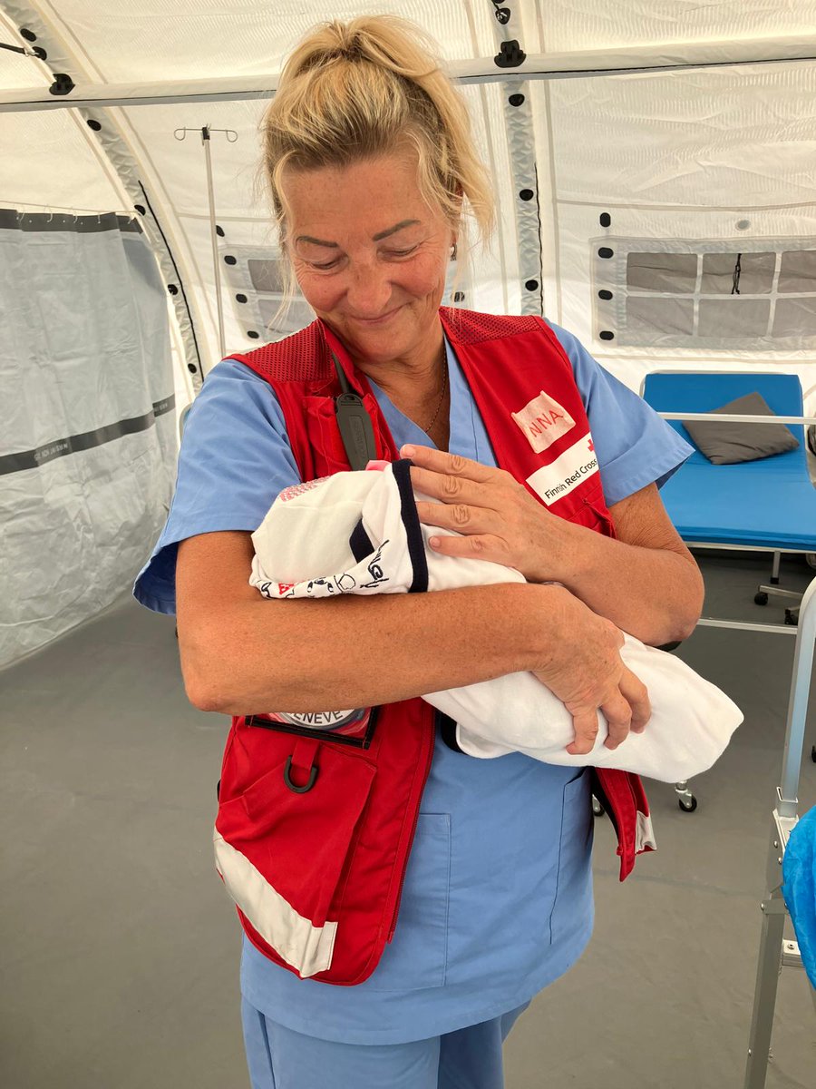 Kätilö Minna Vanhamäki lähettää terveiset Gazasta. Tänä aamuna ICRC:n kenttäsairaalassa Rafahissa syntyi kaunis pieni tyttövauva.

Avun tarve Gazassa on valtava. Olemme toimittaneet kenttäsairaalaan välineistöä ja henkilökuntaa. Lämmin kiitos katastrofirahastoon lahjoittaneille❤️