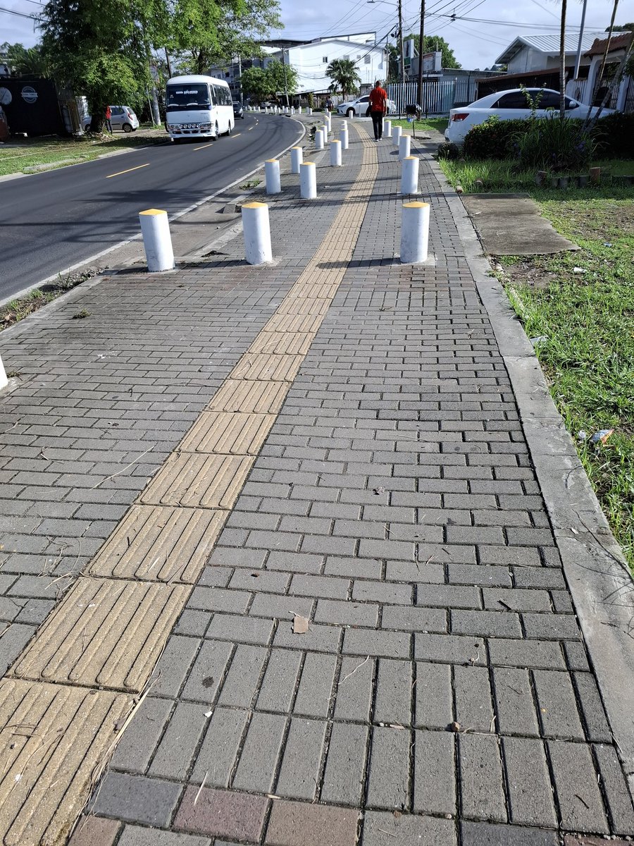Notesoskr's tweet image. Pienso que todas aceras de Panama deberian tener estas columnas, asi sea una linea.

Y asi evitar accidentes o esos impruedentes que les gusta meterse a la misma o estacionarse en ella🥴.

#panama