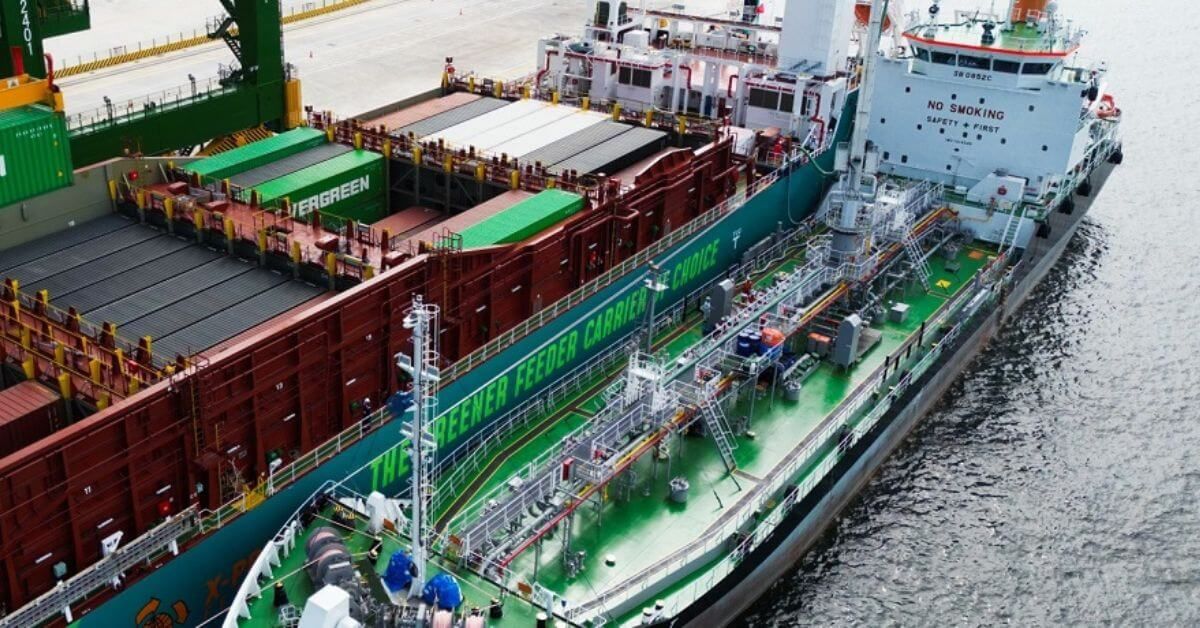 Singapore conducts its first simultaneous methanol bunkering & cargo operation at Tuas Port. 

Check out this article 👉marineinsight.com/shipping-news/… 

#Singapore #Methanol #Bunkering #TuasPort #Maritime #MarineInsight #Merchantnavy #Merchantmarine #MerchantnavyShips