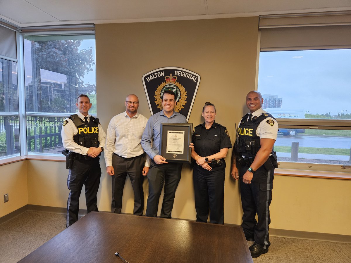 Yesterday, the @OPP presented HRPS's D/Cst. Karl Efremoff (pictured centre) with a lifesaving award for successfully performing CPR on a man who suffered a cardiac arrest in Oakville last summer. Please join us in applauding D/Cst. Efremoff for his heroism.
