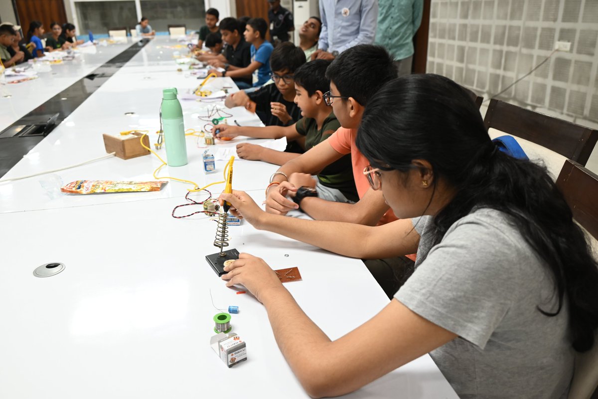 GujScienceCity's tweet image. At the #Summerscienceprogram organized at Gujarat Science City, students witnessed the transformation from alternating to direct current. They gained an understanding of electrical principles by making their own circuits during the workshop. 
 #chalosciencecity @indiadst…