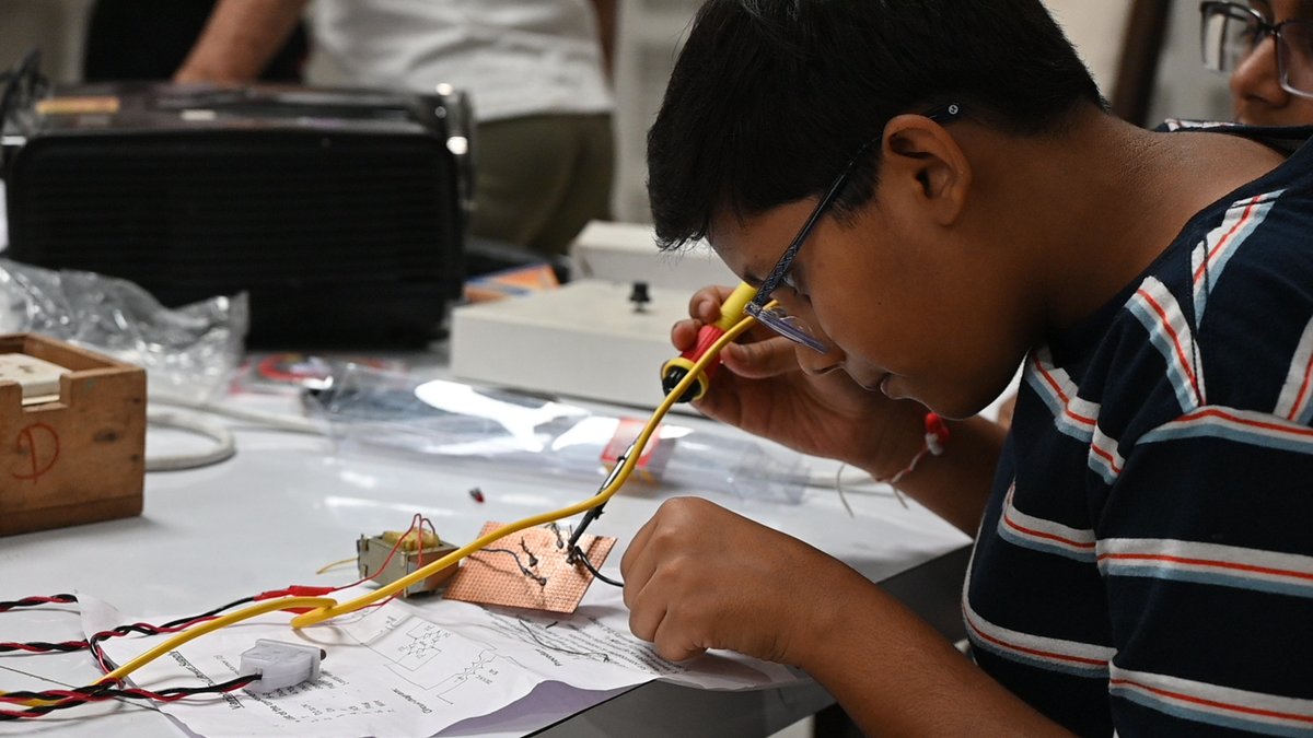GujScienceCity's tweet image. At the #Summerscienceprogram organized at Gujarat Science City, students witnessed the transformation from alternating to direct current. They gained an understanding of electrical principles by making their own circuits during the workshop. 
 #chalosciencecity @indiadst…
