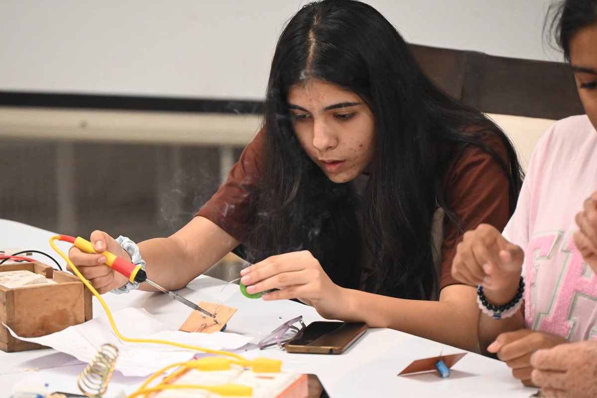 GujScienceCity's tweet image. At the #Summerscienceprogram organized at Gujarat Science City, students witnessed the transformation from alternating to direct current. They gained an understanding of electrical principles by making their own circuits during the workshop. 
 #chalosciencecity @indiadst…