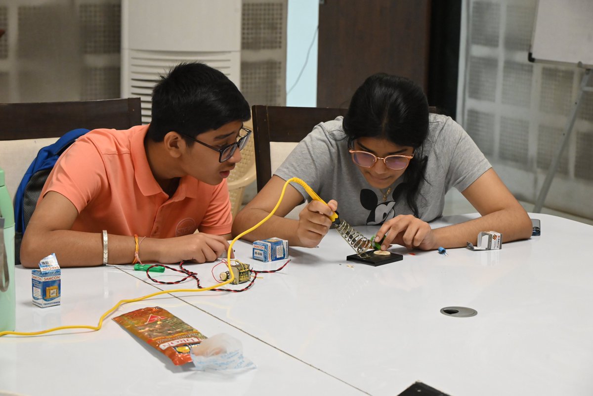 GujScienceCity's tweet image. At the #Summerscienceprogram organized at Gujarat Science City, students witnessed the transformation from alternating to direct current. They gained an understanding of electrical principles by making their own circuits during the workshop. 
 #chalosciencecity @indiadst…