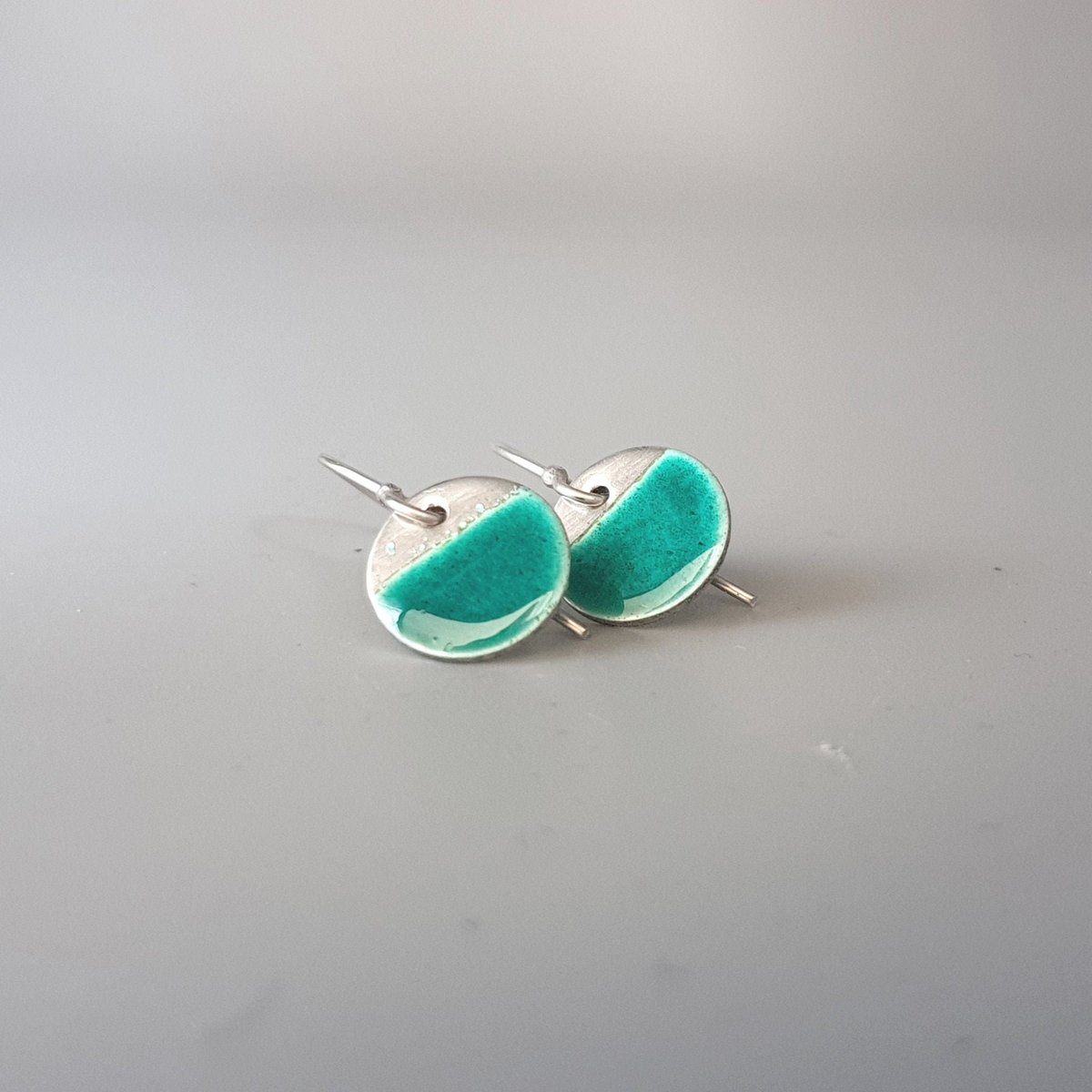 Contemporary Turquoise Enamel on Sterling Silver Disc Earrings tuppu.net/a77c6603 #ShopIndie #MaisyPlum #UKCraftersHour #MHHSBD #MyNewTag #Etsy #EnamelDropEarrings