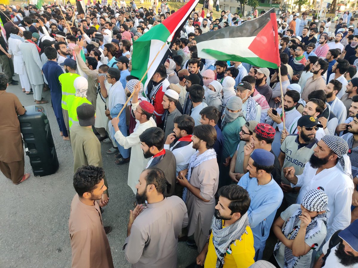 Pak_PalForum's tweet photo. The crowd is set to march! United and unstoppable, we demand justice and action.
Let's show our strength! 

📍D-Chowk Now!!

#March2AtomicParliament
@ARYSabirShakir 
@ImranRiazKhan 
@MoeedNj @qaiseraraja @IMS_Dawah @HamidMirPAK @Palestine_UN https://t.co/cI4g3S779o