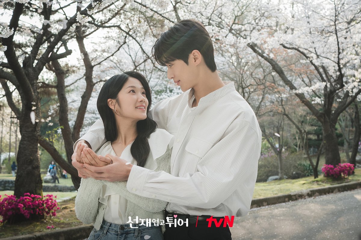 CJnDrama's tweet photo. 껌딱���처럼 딱붙어 있는 솔선재 (*ฅ́˘ฅ̀*)♡
이제 수범이들은 평생 솔선재 껌딱지가 돼..😚

#선재업고튀어 #LovelyRunner https://t.co/7MBkhpUyzW
