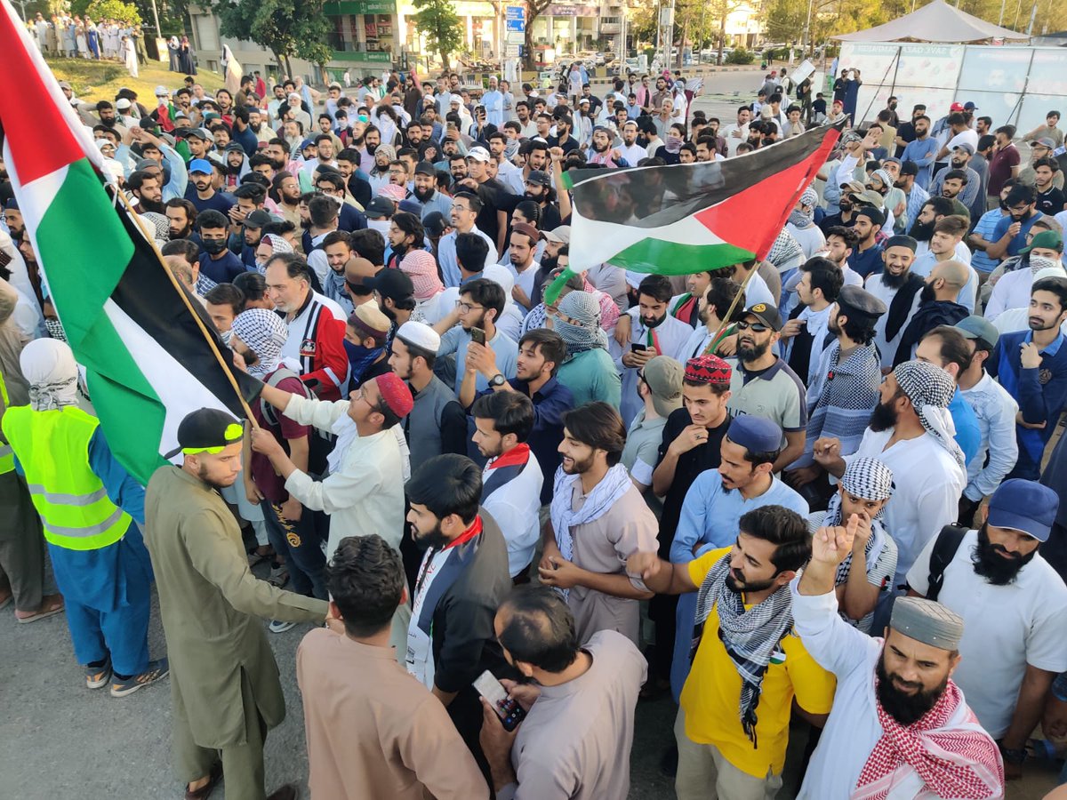 Pak_PalForum's tweet photo. The crowd is set to march! United and unstoppable, we demand justice and action.
Let's show our strength! 

📍D-Chowk Now!!

#March2AtomicParliament
@ARYSabirShakir 
@ImranRiazKhan 
@MoeedNj @qaiseraraja @IMS_Dawah @HamidMirPAK @Palestine_UN https://t.co/cI4g3S779o