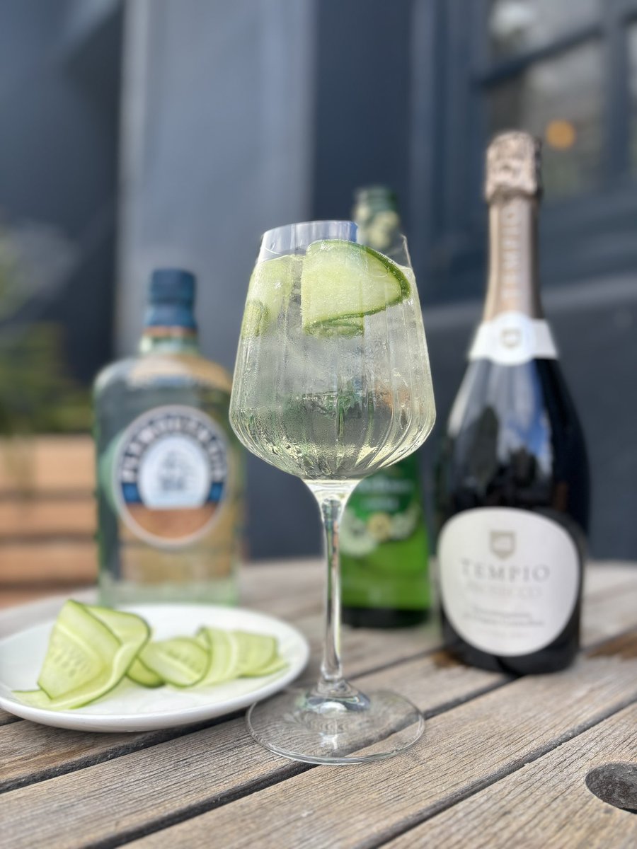 Extend the Bank Holiday feels with our deliciously refreshing Hugo Spritz ! 🍸 🥒 🍾 
One of many amazing cocktail from our Spritz menu !

#youngspub #pubdrinks #localpub #westkensington #cocktail #spritz