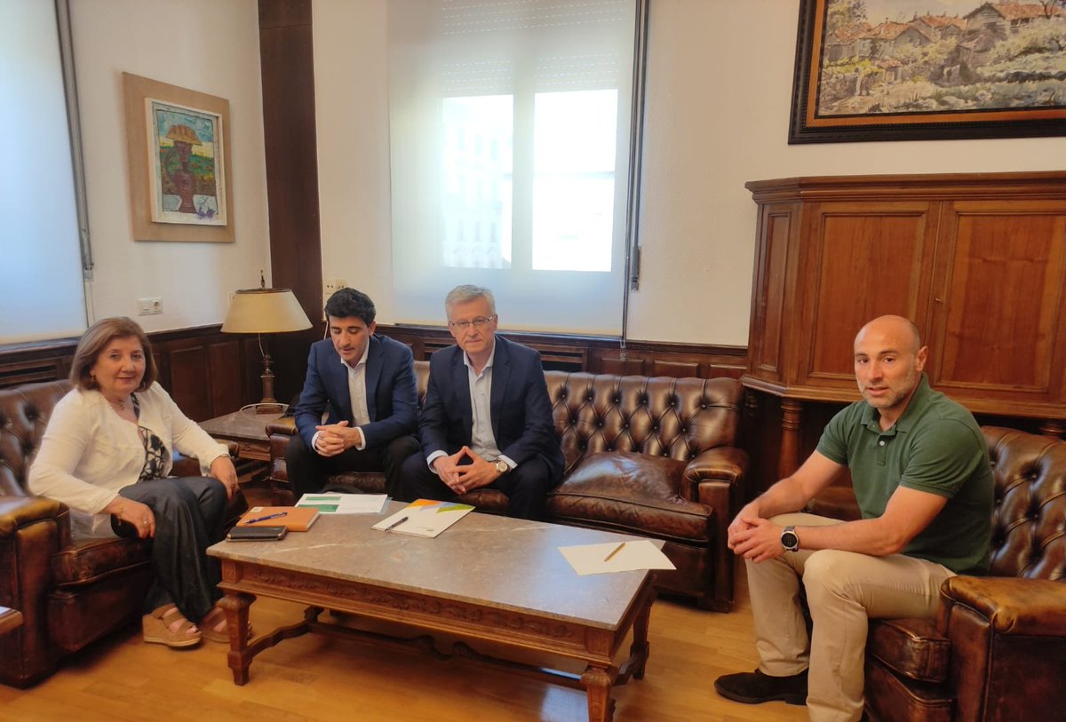 La subdelegada del Gobierno @Rosamlalonso ha mantenido una reunión con Ignacio Antolín, responsable institucional de @iberdrola CyL y Ramón del Puy responsable de la cuenca del Duero en ma entidad 🔸️Han abordado aspectos de los proyectos energéticos que tienen en la provincia