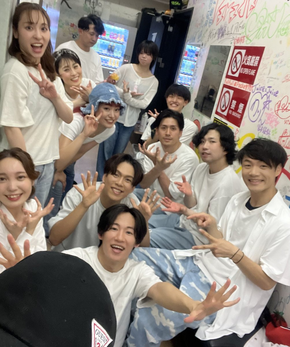 ナイス強火な日でした🔥
お客さん方も沢山盛り上げてくれてありがとう！
雨風に負けず来てくれた事がホント嬉しいです！

まこってぃ次は7月だってー、はい！？笑
写真は徐々にフレームアウトしていくイッチー、何故w
、ごま、みどりツインも火曜LINEアルバムに追加してくれ🟢🟢
