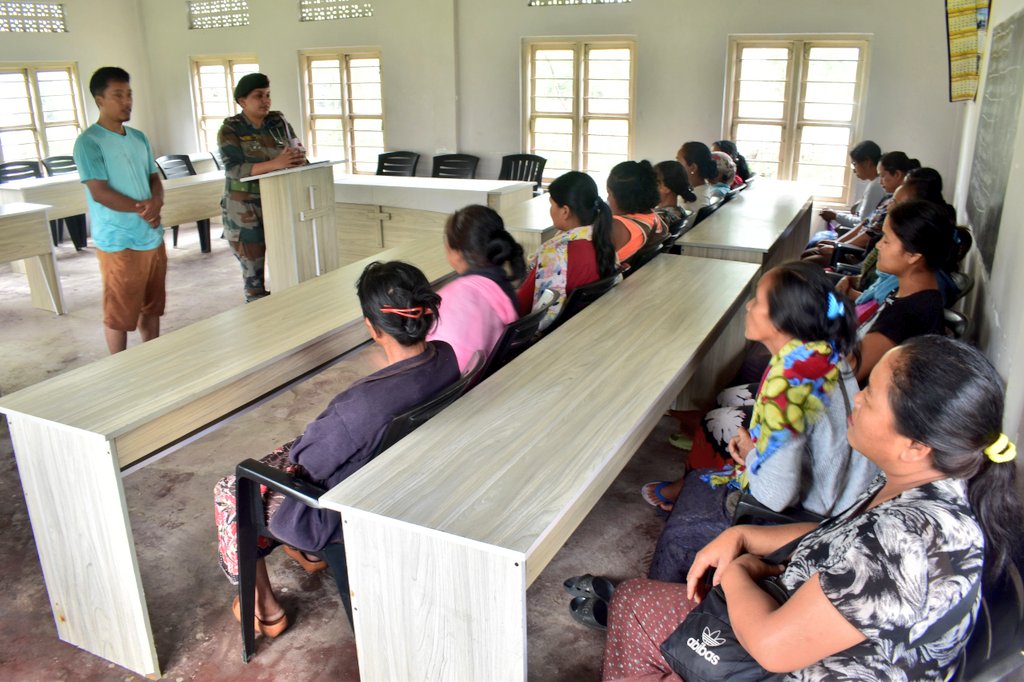 #AssamRifles under aegis of #IndianArmy organised an Awareness Lecture & Medical Camp for 50 women of Kangvai, Kotlian & Mullioh villages to commemorate the #InternationalWomensHealthDay at Kangvai village, Churachandpur district, #Manipur.
@SpokespersonMoD @adgpi @official_dgar